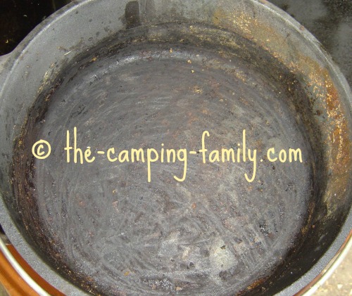 https://www.thecampingfamily.com/images/dirtydutchoven.jpg
