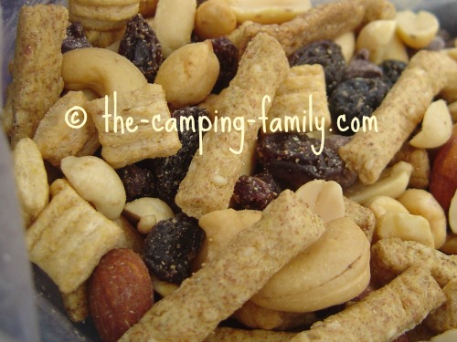 trail mix with raisins